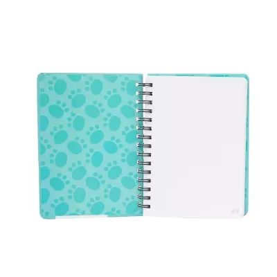 Caderno espiral aberto com capa azul claro e padrão de pegadas e páginas brancas.