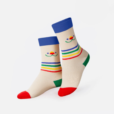 Meias bege com detalhes coloridos e rosto sorridente