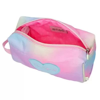 Necessaire com padrão degradé azul, rosa e lilás, interior rosa e etiqueta com texto.