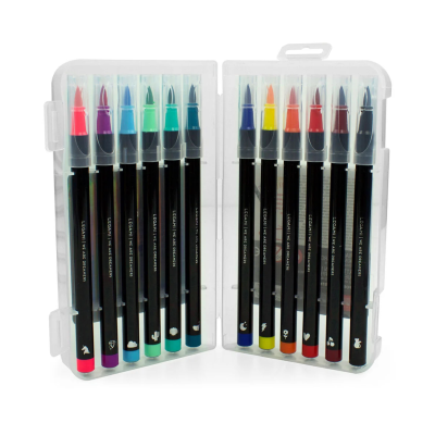 Estojo aberto com 12 marcadores coloridos com ponteiras de feltro