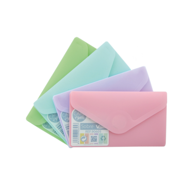 Envelopes de plástico colorido em verde, azul, lilás e rosa com fecho de botão