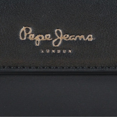 Detalhe de bolsa ou carteira preta com logo Pepe Jeans London dourado
