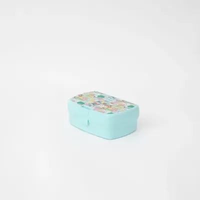 Estojo retangular azul claro com padrão colorido na tampa