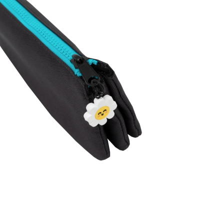 Estojo escolar preto com fecho azul e puxador de floresol