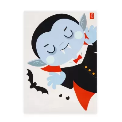 Cartaz infantil com vampiro azul claro, capa vermelha e morcego preto