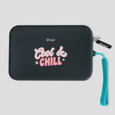 Estojo preto com texto 'Cool & CHILL' e pega azul.