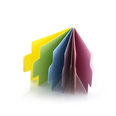 Separadores de plástico coloridos em amarelo, verde, azul, rosa e roxo