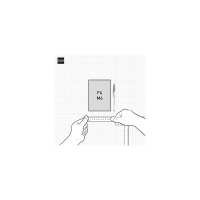 Produto retangular com etiqueta F4 M4 sobre fundo quadriculado, mãos seguram régua e lápis