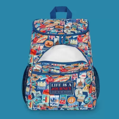 Mochila azul com padrão de autocolantes turísticos e etiqueta com texto inspirador