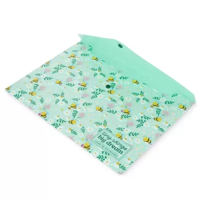 Envelope plástico verde claro com padrão de abelhas, flores e texto impresso.