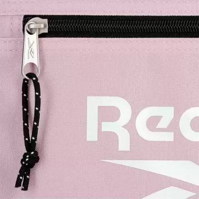 Detalhe de saco ou mochila rosa com fecho preto e texto branco parcial