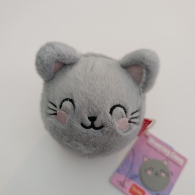 Pelúcia cinzenta em forma de cabeça de gato sorridente com etiqueta colorida