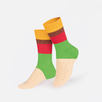 Meias coloridas com cinco blocos de cor em fundo branco