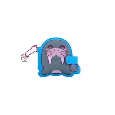 Carteira azul com desenho de morsa sorridente e correntinha rosa