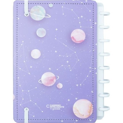 Caderno inteligente lilás com planetas, constelações e texto na capa