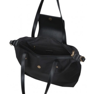 Mala preta com alças em couro e fecho de correr