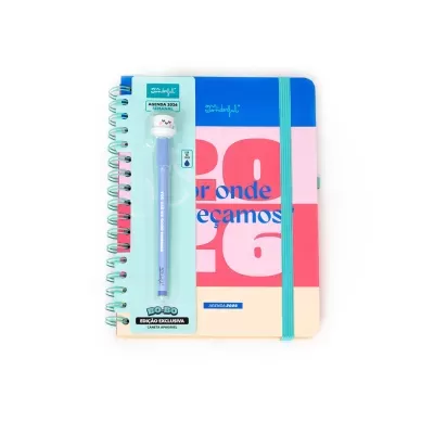 Agenda 2026 com caneta azul em embalagem plástica