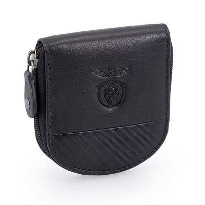 Carteira pequena preta em couro com emblema em relevo.