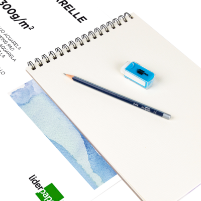 Bloco de desenho, lápis azul e borracha azul sobre papel com texto em português