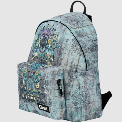 Mochila azul com padrão floral e texto estilizado, bolso frontal e etiqueta com nome Chris.