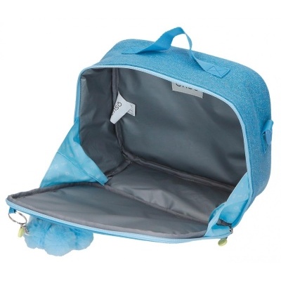 Mala azul pequena aberta com interior cinzento e chaveiro de peluche azul