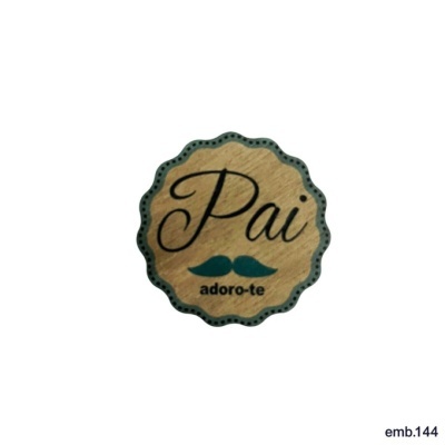 Etiqueta redonda de madeira com texto Pai adoro-te e desenho de bigode