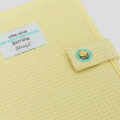 Estojo amarelo com textura waffle e etiqueta escrita