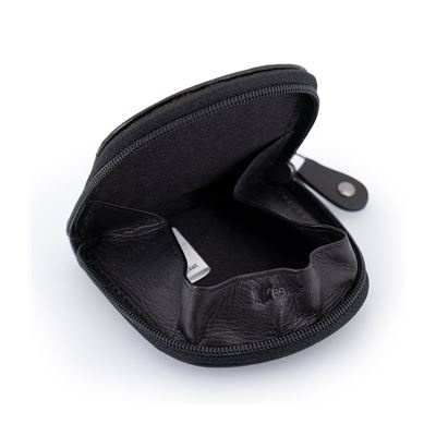 Carteira pequena preta em pele com fecho de correr aberta