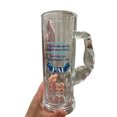 Caneca de vidro transparente com pega em forma de braço musculado e texto azul
