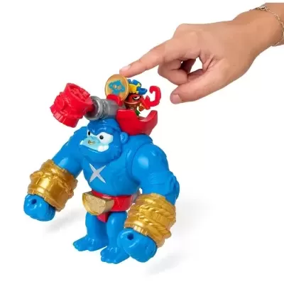 Figura de ação azul com acessórios dourados e vermelhos, mão humana a interagir