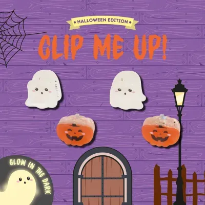 Quatro clips Halloween, fantasmas e abóboras, fundo roxo madeira, teia de aranha, lâmpada, portão e texto