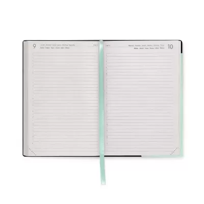 Agenda aberta com páginas numeradas 9 e 10 com linhas para escrita e fita marcada