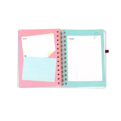 Caderno aberto com páginas cor-de-rosa e azul claro e texto 'Notas' e 'NOTAS' em fundo branco