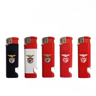 Cinco isqueiros com abre-garrafas em fundo branco.