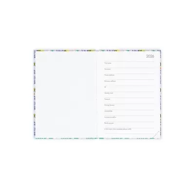 caderno aberto com formulário para informações pessoais e o ano 2026