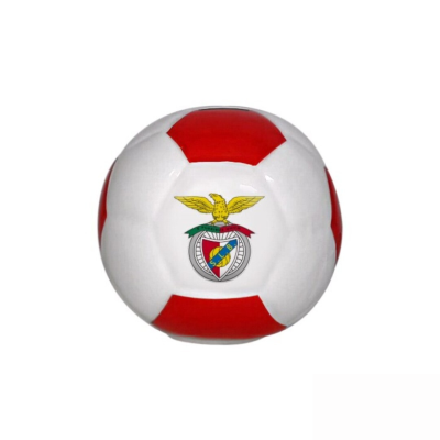 Bola de futebol branca e vermelha com emblema do Benfica no centro