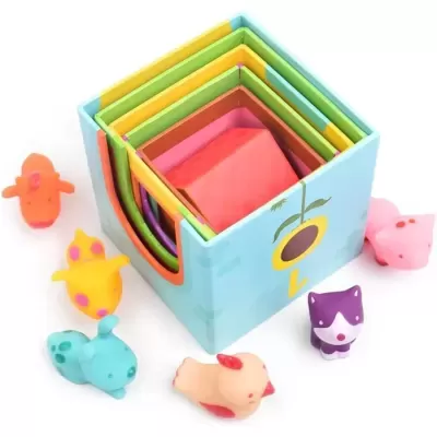 Conjunto de caixas quadradas coloridas empilhadas com brinquedos de borracha animal ao redor