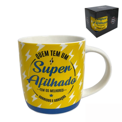 Caneca amarela com texto azul e branco dizem 'Super Afilhado' com embalagem preta