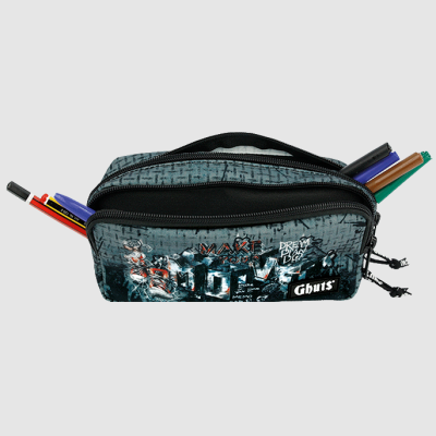 Estojo cinzento com padrão gráfico e texto, canetas coloridas nos lados.