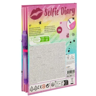 Caderno rosa Selfie Diary com caneta roxa e texto multilingue no verso