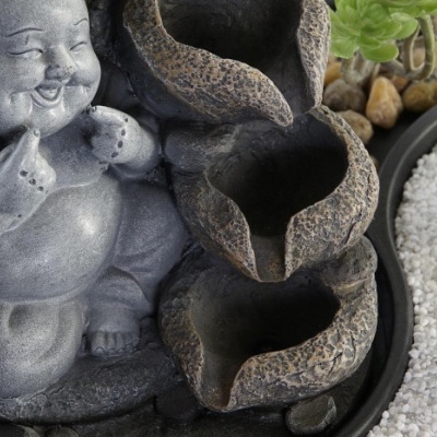 Fonte de água com estátua de Buda e pequenas cascatas