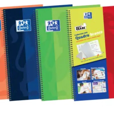 Quatro cadernos Oxford coloridos com espiral, um com embalagem informativa