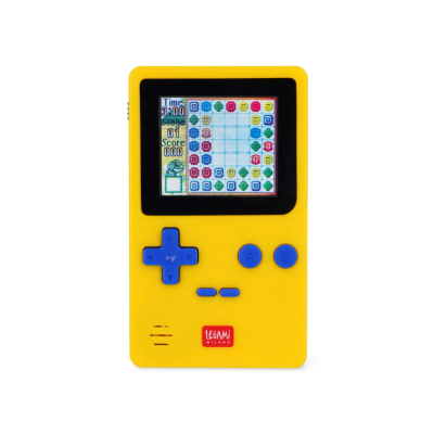 Videogame portátil amarelo com botões azuis e ecrã colorido a mostrar jogo de puzzle