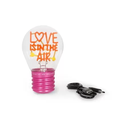 Lâmpada decorativa com texto LOVE IS IN THE AIR e cabo USB preto