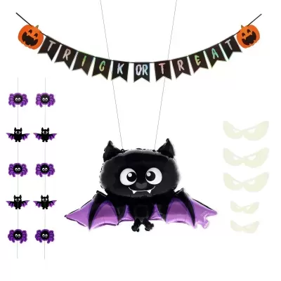 Decoração Halloween com balão morcego preto e roxo, aranhas e morcegos de plástico, faixa TRICK OR TREAT e abóboras