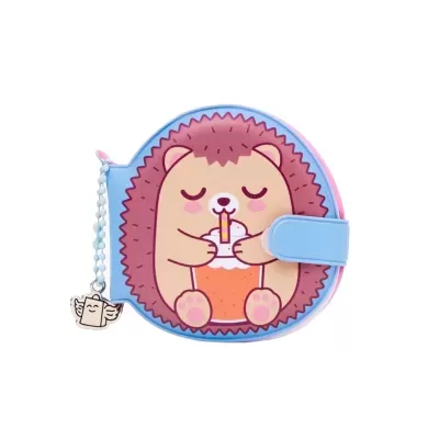 Carteira azul com desenho de ouriço a beber batido e pendente de livro com asas