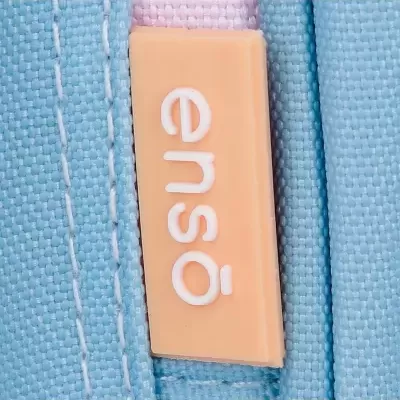 Etiqueta ensō cor de pêssego sobre tecido azul claro com textura e costura