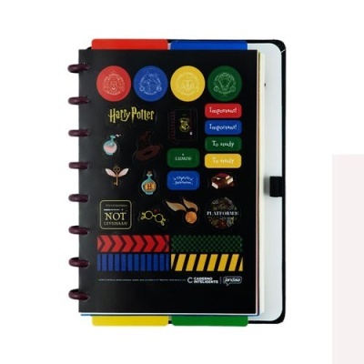 Caderno Harry Potter com adesivos e divisórias coloridas.