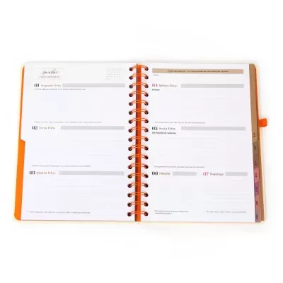 Agenda semanal aberta com encadernação espiral laranja e páginas brancas