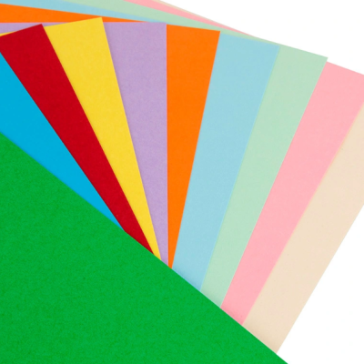 Folhas de papel colorido dispostas em leque